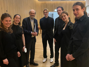 Akademist:innen mit Arvo Pärt