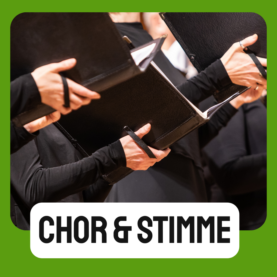 Hände halten schwarze Chormappen