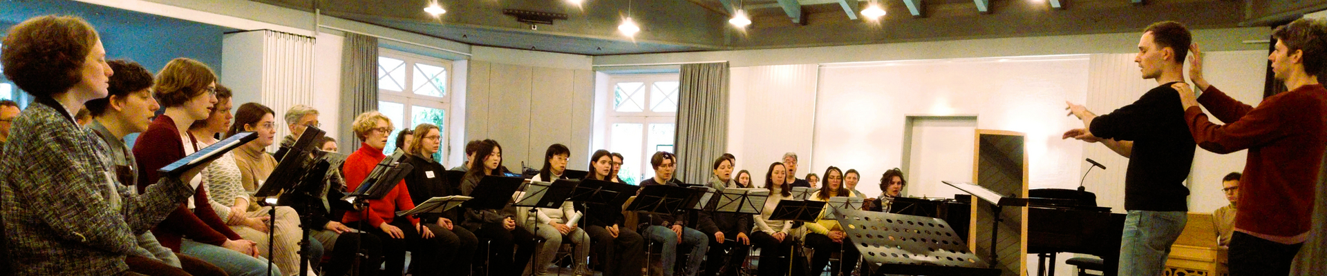 Chorleiter dirigiert Chor